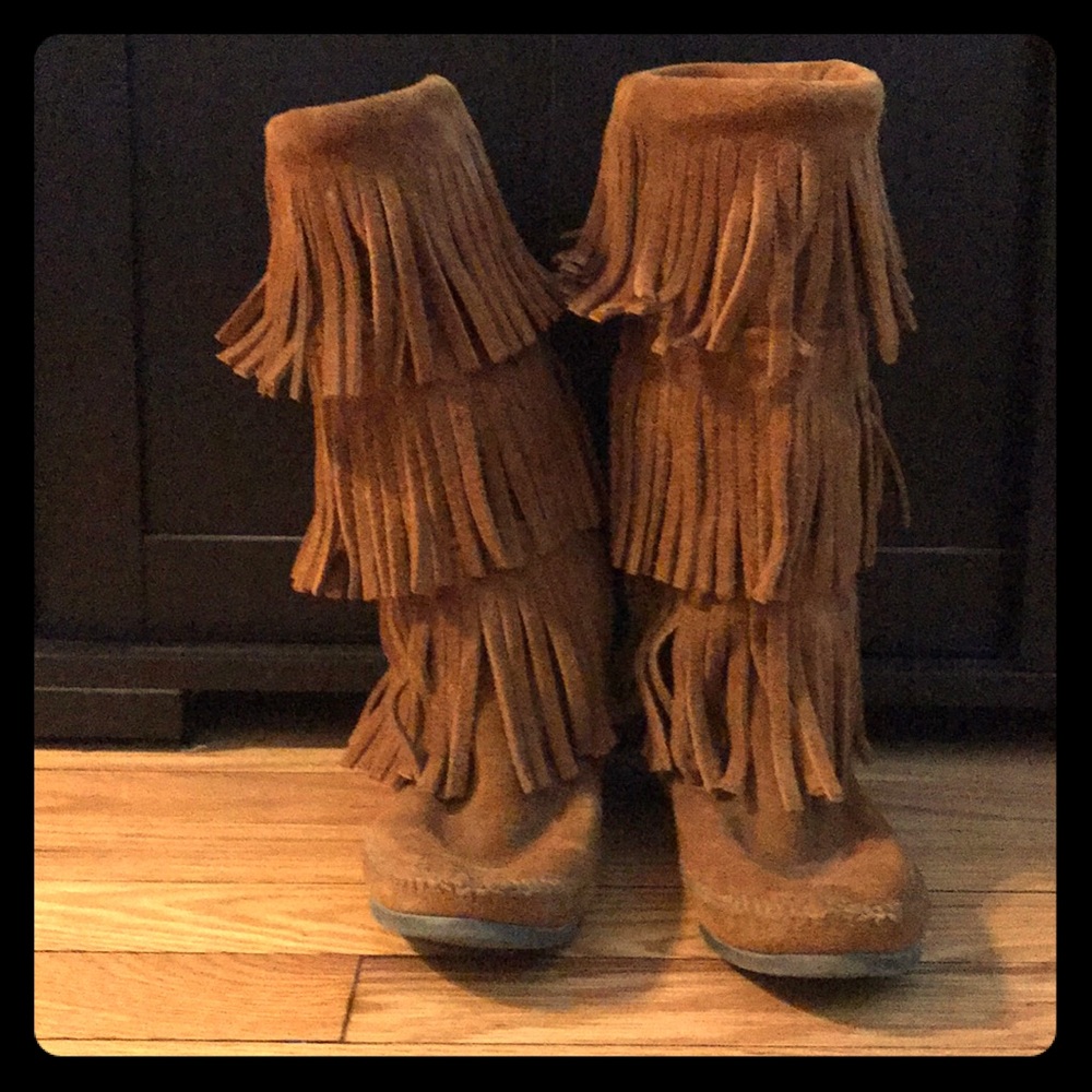 New WOB Minnetonka Fringe Boots